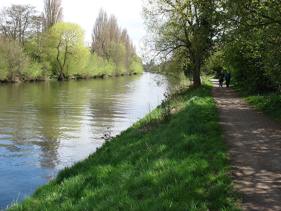 The Thames Path beside the Desborough Cut